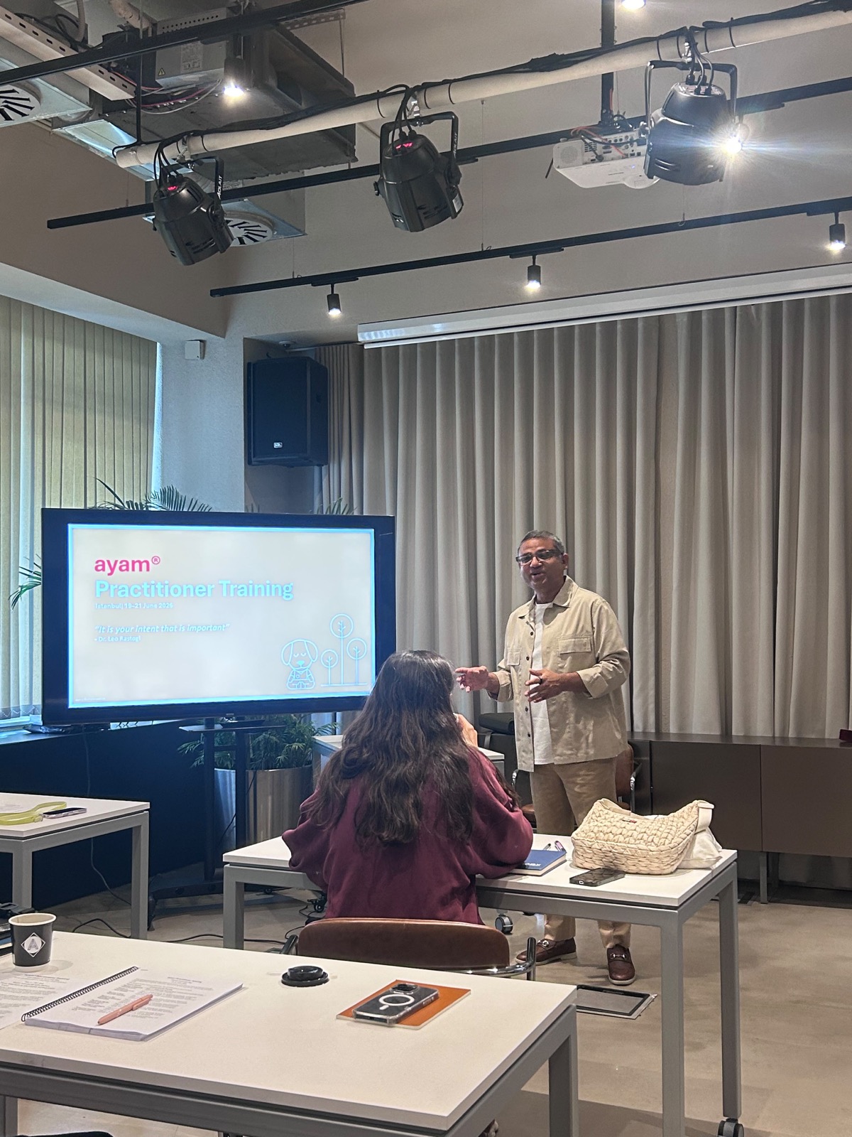 Dr. Leo Rastogi engaging in dialogue with practitioner